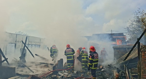 Lima Bedeng Milik Junaidi Terbakar, Satu Warga Dilarikan ke Rumah Sakit